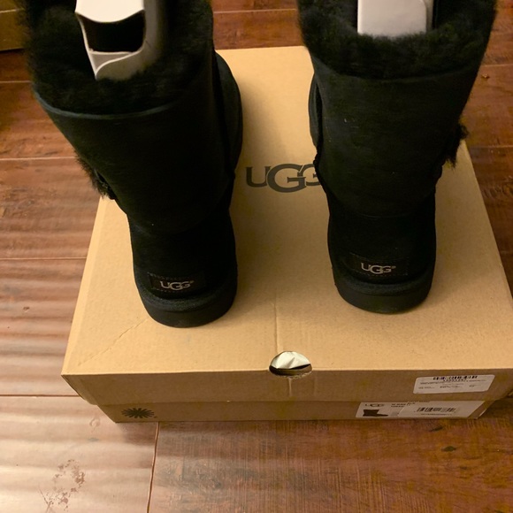 UGG Bailey Genuine Shearling Lined Boot - Picture 6 of 8